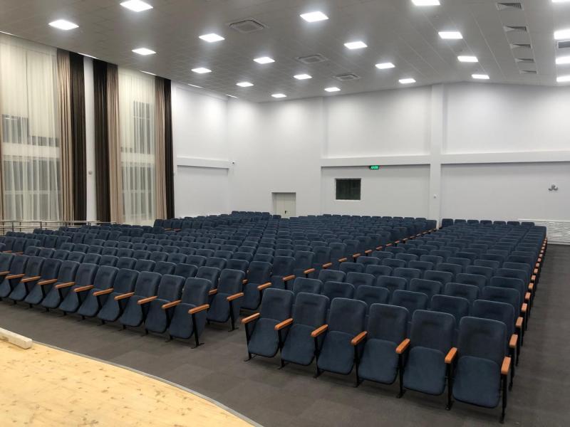 В 2-х двух актовых залах для СОШ № 104 г. Краснодара установили кресла